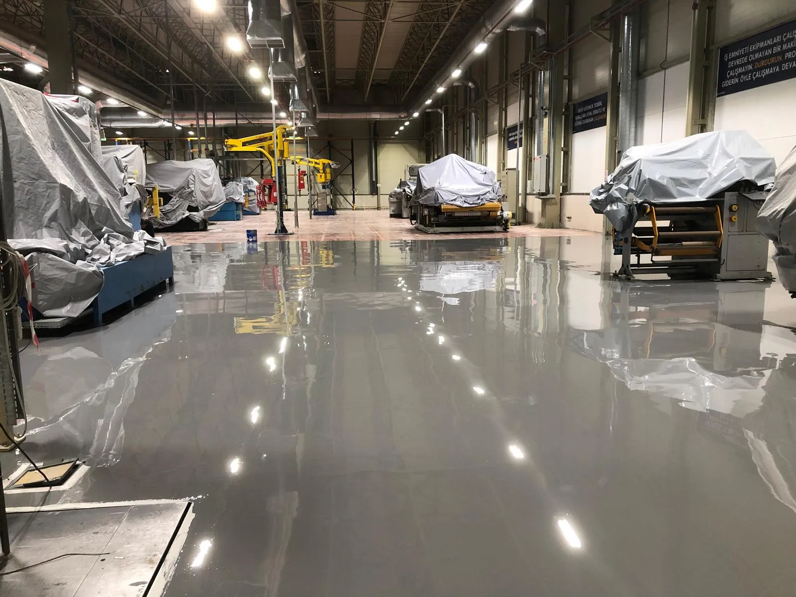 Gri epoksi zemin boyama yapılmış fabrika üretim alanı