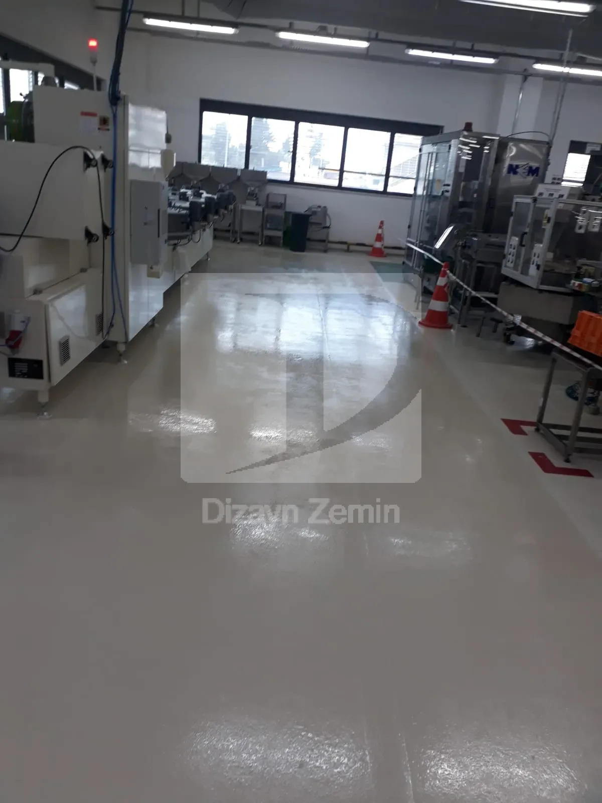 Fabrika zemin boyama uygulaması