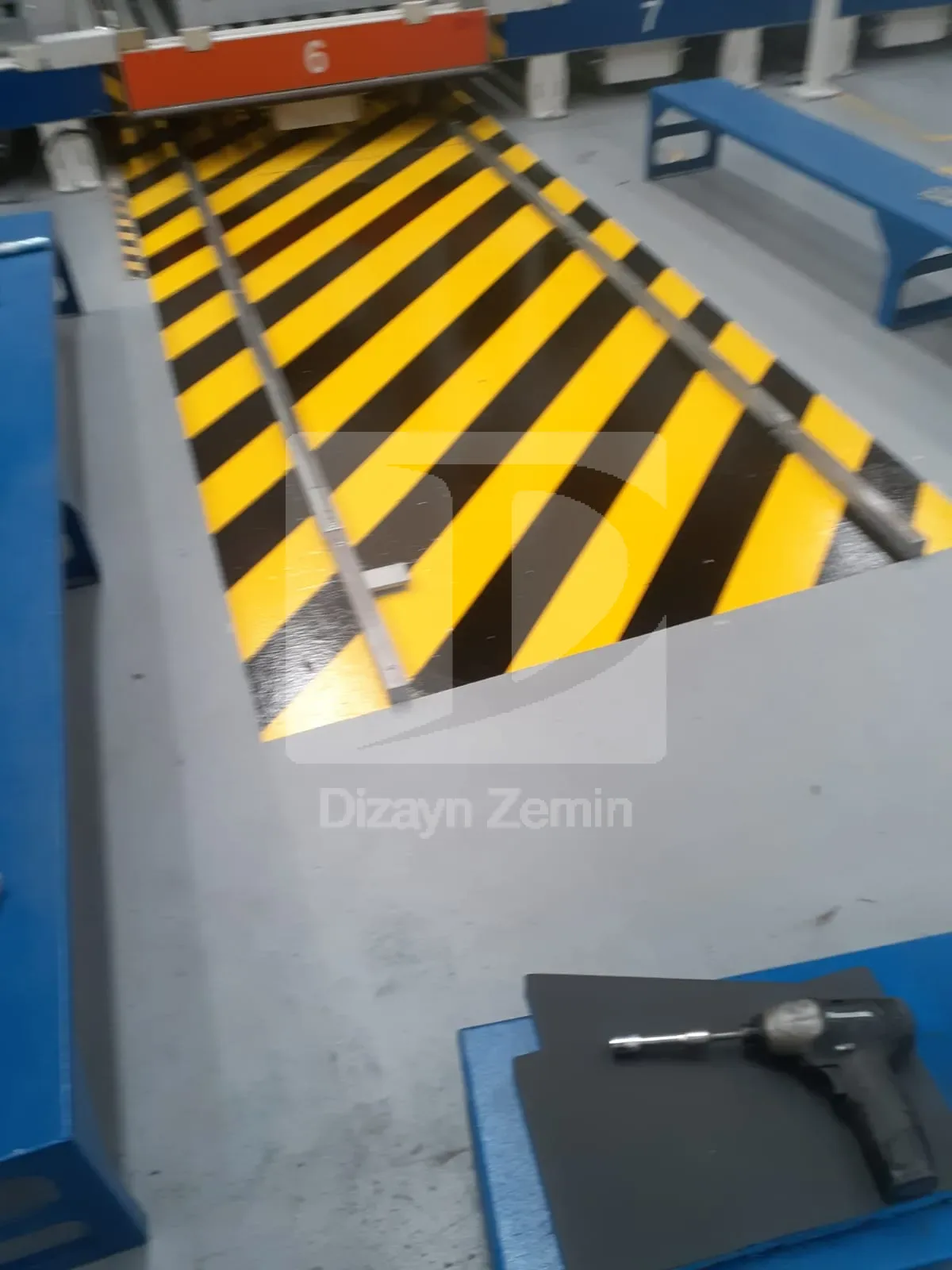 5S alan tanımlama ve tarama çizgileri yapılan epoksi zemin boyama uygulaması
