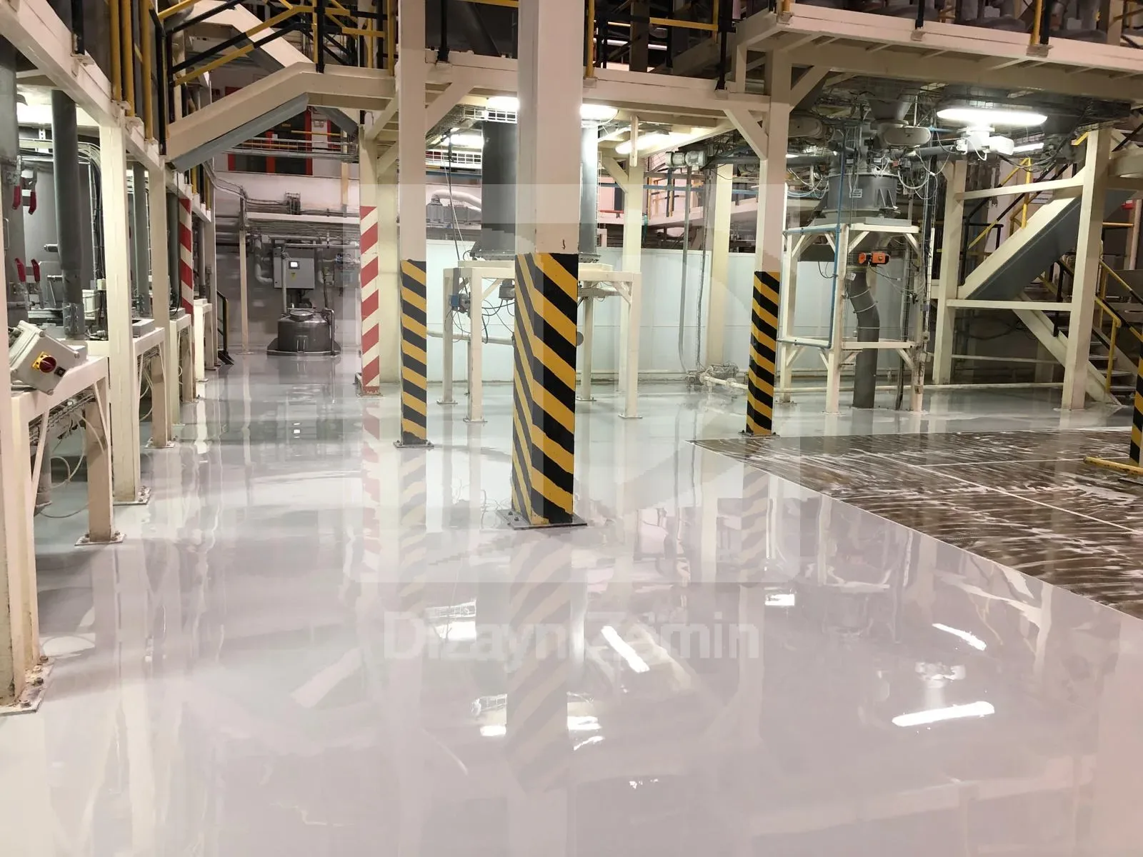 Endüstriyel zemin boyama yapılan gri renkli fabrika zemini