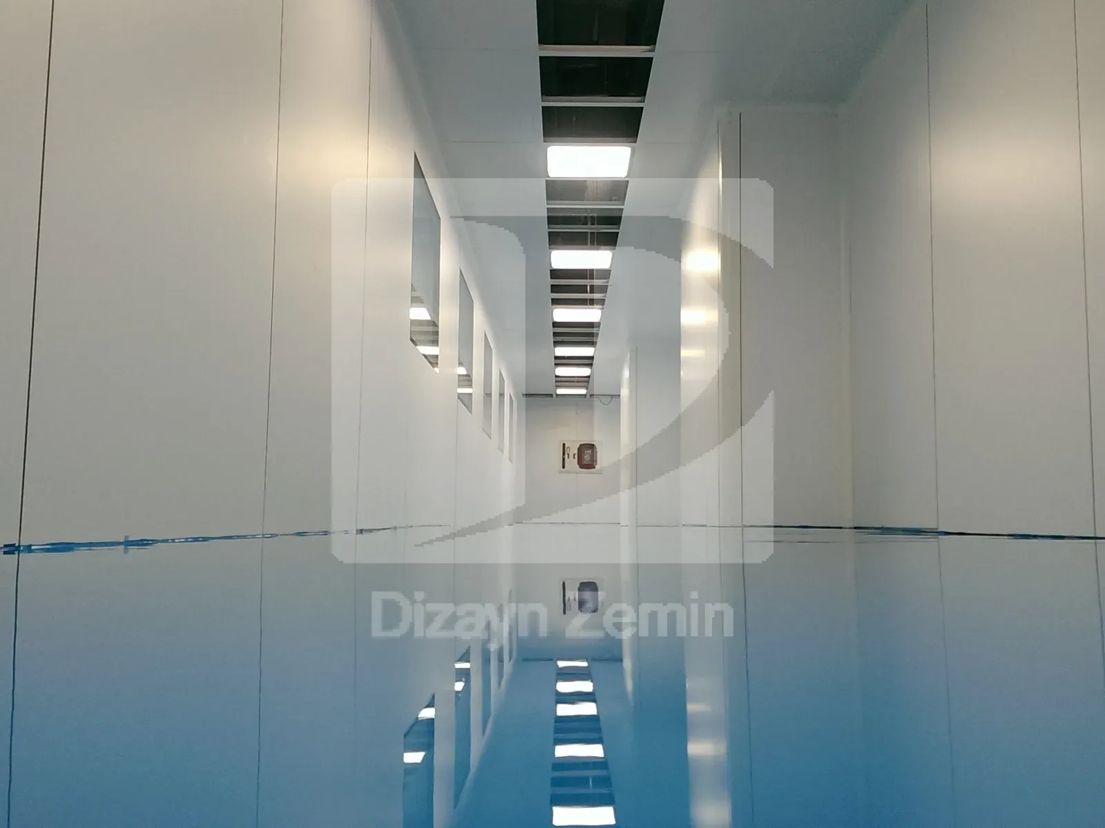 Mavi renkli epoksi zemin boyama uygulaması