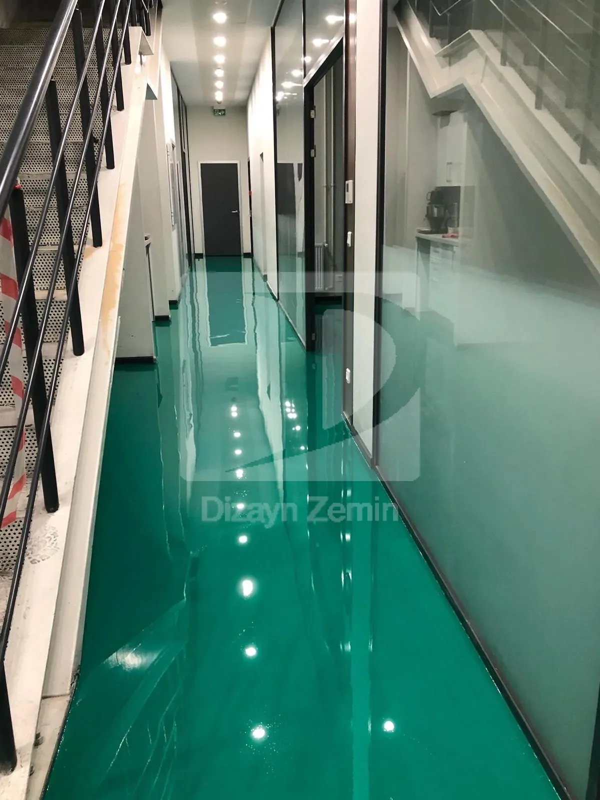 Ofis koridorunda yeşil renkli epoksi zemin boyama uygulaması